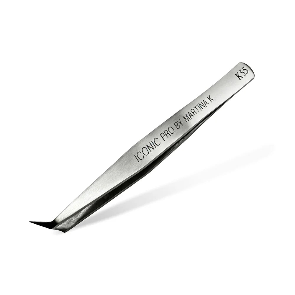 ICONIC PRO pinceta by Martina Kallos – profesionalna volumenska pinceta v srebrni barvi