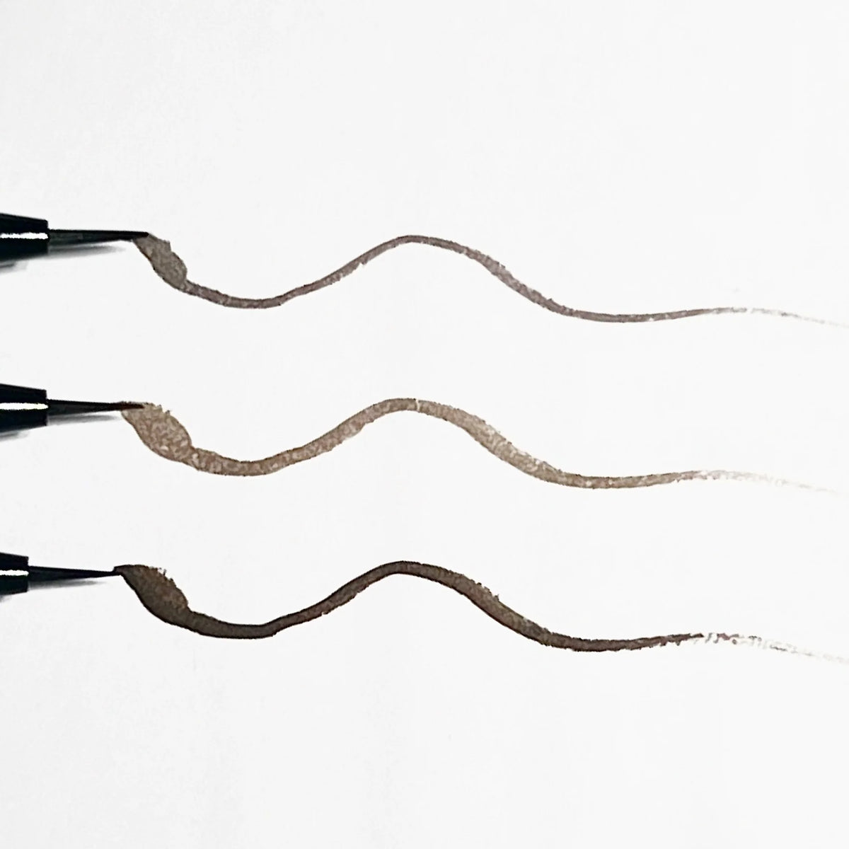 BROW LINER v svetlo, srednje in temno rjavem odtenku