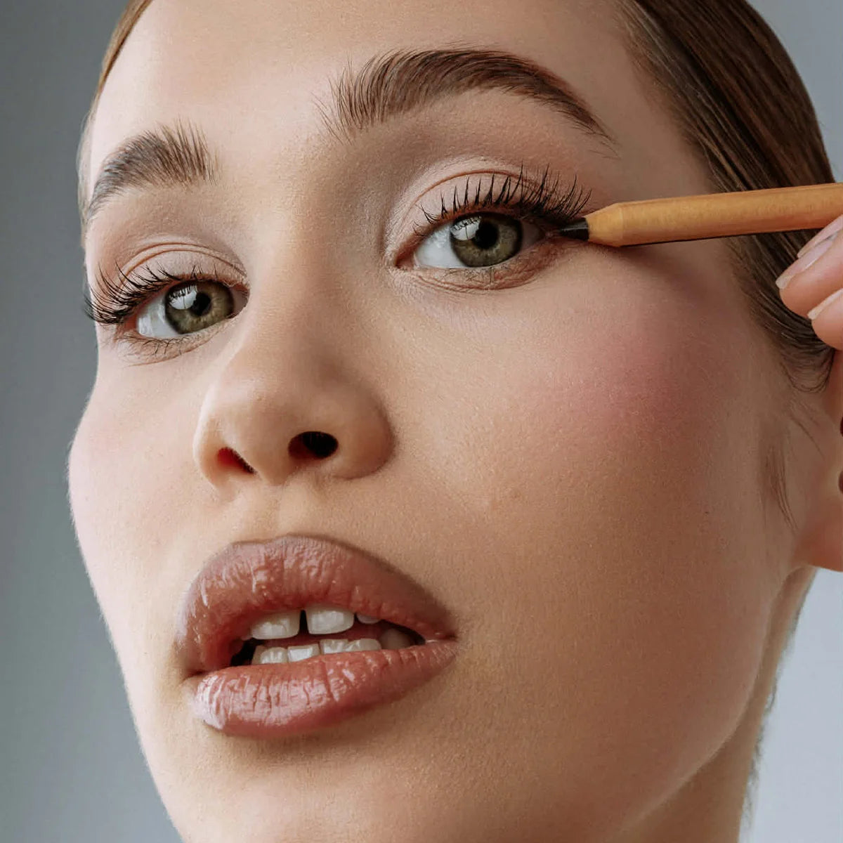 Kallos Multi Pro Pencil kot eyeliner za definicijo oči